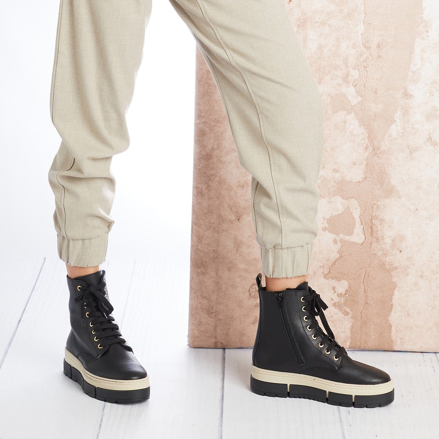 Boots Venture: Black Leather & Shearling Sole Bliss USA