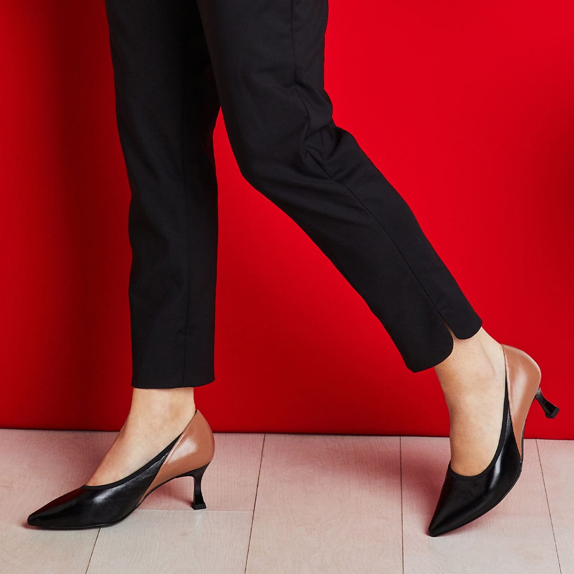 1960's Shoes (Foot Saver): 60s -Foot Saver- Womens black background leather  pump shoes. 2.5 inch chunky heels, crossover detail on the slightly rounded  pointy toes.