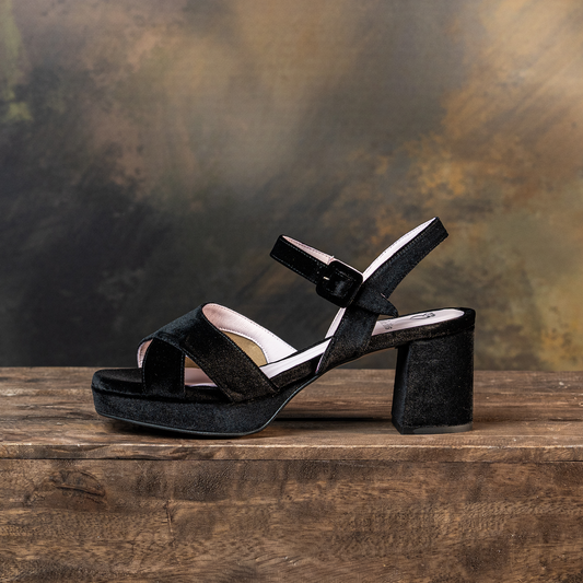 Ronnie: Black Velvet