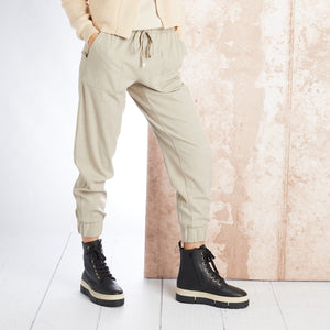 Boots Venture: Black Leather & Shearling Sole Bliss USA